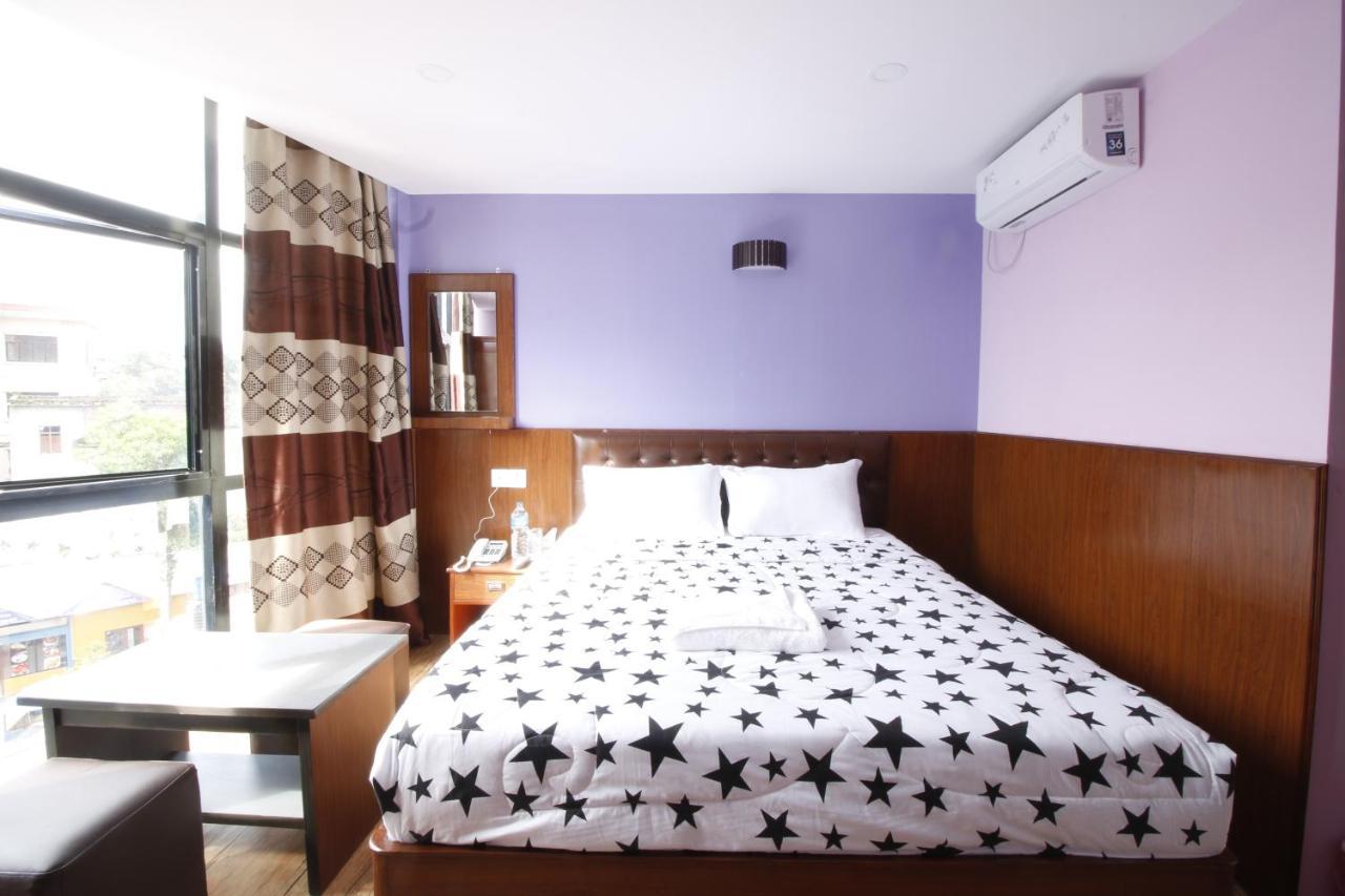 Everest Holiday Inn Катманду Екстериор снимка